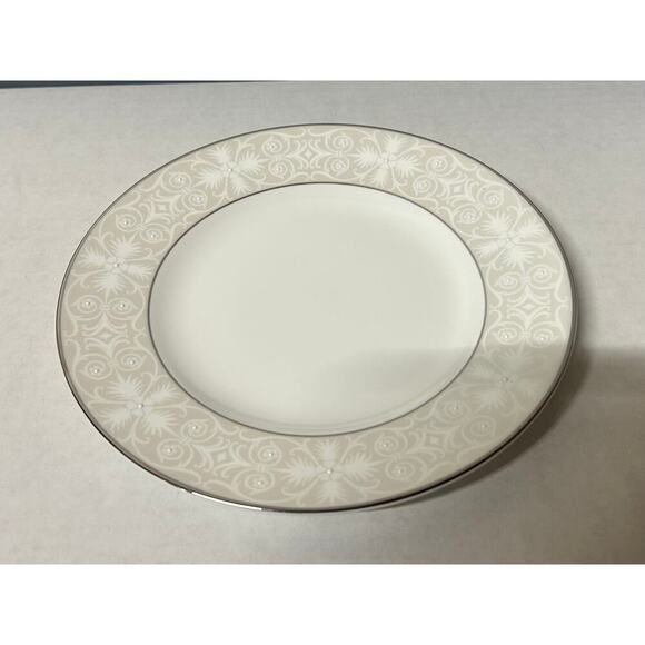 Wedgwood Icing 5 Piece Place Setting. kk433 - Picture 7 of 9